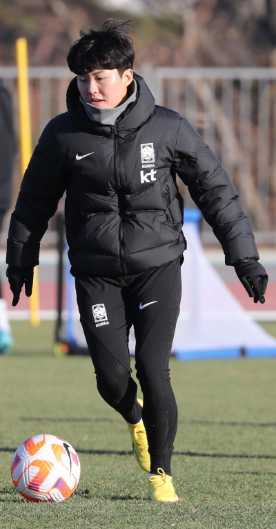 지소연이 30일 울산문수구장 보조경기장에서 진행된 여자축구대표팀 훈련에서 드리블하고 있다. 연합뉴스