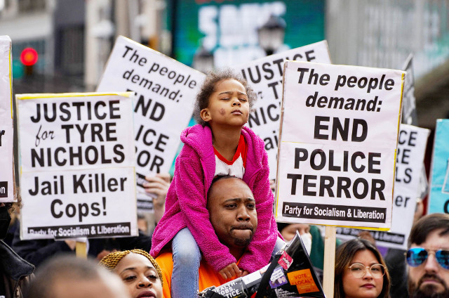 28일(현지시간) 미국 조지아주 애틀랜타 시민들이 지난 7일 테네시주 멤피스에서 경찰관 5명에게 집단구타를 당해 숨진 흑인 청년 타이어 니컬스 사건에 항의하는 시위를 벌이고 있다. AFP연합뉴스