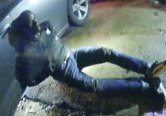 경찰이 27일 공개한 동영상에서 폭행을 당한 뒤 쓰러져 있는 니컬스의 모습. AP연합뉴스
