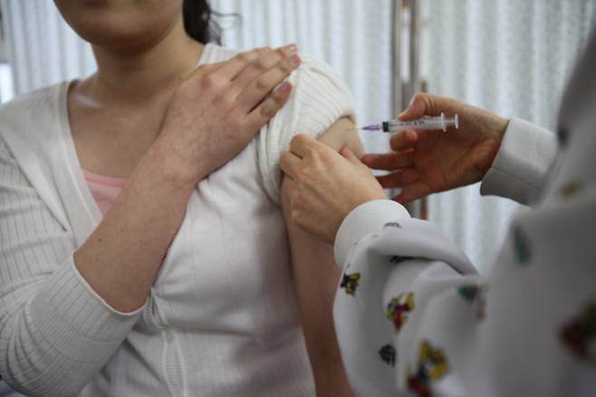 간암을 예방하기 위해서는 간경변증의 원인이 되는 B형간염이나 C형간염의 예방이 중요하다. B형간염은 백신 접종을 통해 예방한다. C형간염은 아직 백신이 개발되지 못했기 때문에 혈액이나 분비물을 통한 감염에 주의한다.