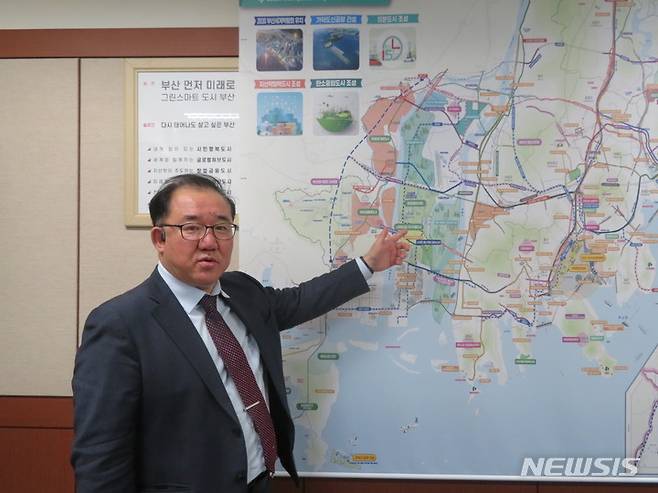 [부산=뉴시스] 이동민 기자 = 부산연구원 신현석 원장이 서부산 지역을 가리키며 부산연구원의 비전을 설명하고 있다. 2023.01.26. eastsky@newsis.com