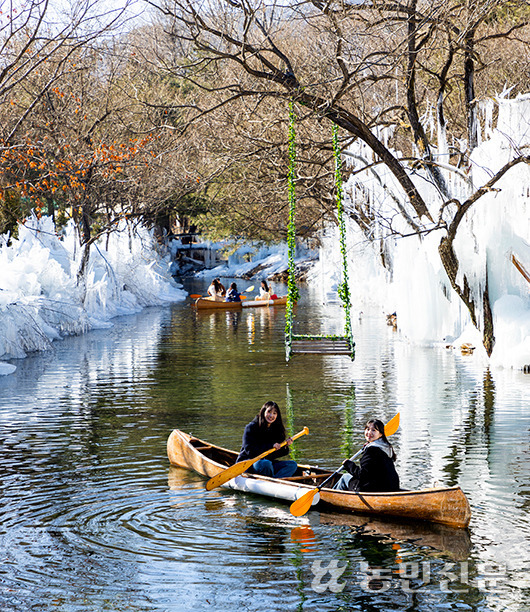 경북 경주 국민힐링파크에서 관광객이 끝없이 펼쳐진 빙벽 사이로 카누를 타고 들어가고 있다. 경주=현진 기자