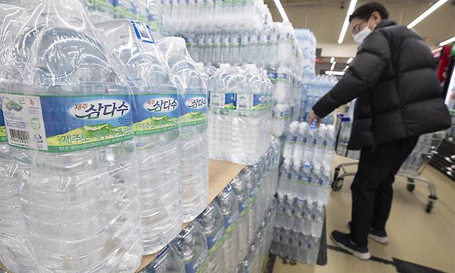 지난 26일 서울 시내의 한 대형마트에서 한 시민이 생수를 구매하고 있다. 제주개발공사는 내달 1일부터 제주삼다수의 출고가를 평균 3.9% 오른다고 밝혔다. 뉴시스
