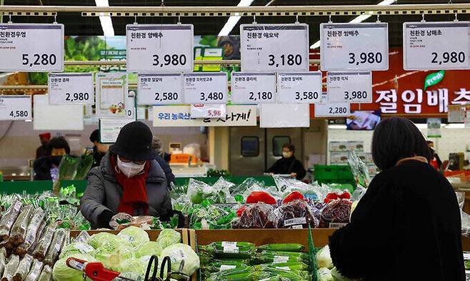 30일 서울 서초구 양재동에 위치한 한 대형마트에서 시민들이 장을 보고 있다. 새해 들어 식품·가공 업체들이 제품 가격을 잇따라 인상해 서민들의 시름이 깊어지고 있다. 남제현 선임기자