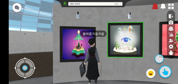 메타버스 서울 속 공모전에서 기자의 아바타가 작품을 감상하고 있다.  메타버스 서울 화면 캡처
