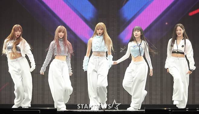 걸그룹 뉴진스가 13일 오후 일본 나고야 니혼가이시홀에서 열린 스타뉴스-미디어보이 주최 '2022 Asia Artist Awards IN JAPAN'(2022 아시아 아티스트 어워즈, 이하 2022 AAA)에서 멋진 무대를 선보이고 있다.  뉴진스는 이날 대상인 올해의 퍼포먼스상과 신인상을 동시에 수상하는 쾌거를 이뤘다.   스타뉴스와 미디어보이가 주최하고 Asia Artist Awards 조직위원회와 더스타파트너, 컬쳐 엔터테인먼트가 공동 주관하는 글로벌 NO.1 시상식 '2022 AAA'에는 올 한 해 동안 국내외에서 많은 사랑을 받은 가수, 배우들이 참석해 눈을 뗄 수 없는 화려한 글로벌 축제의 장을 펼쳤다. 2022.12.13 /사진=김창현 기자 chmt@