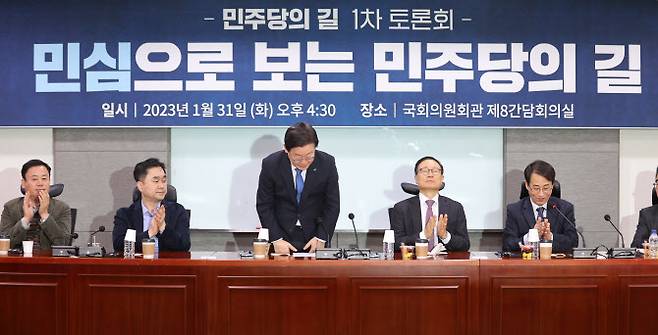 이재명(가운데) 더불어민주당 대표가 31일 오후 서울 여의도 국회 의원회관에서 열린 민주당의 길 1차 토론회에 참석해 인사하고 있다.(사진=뉴스1)