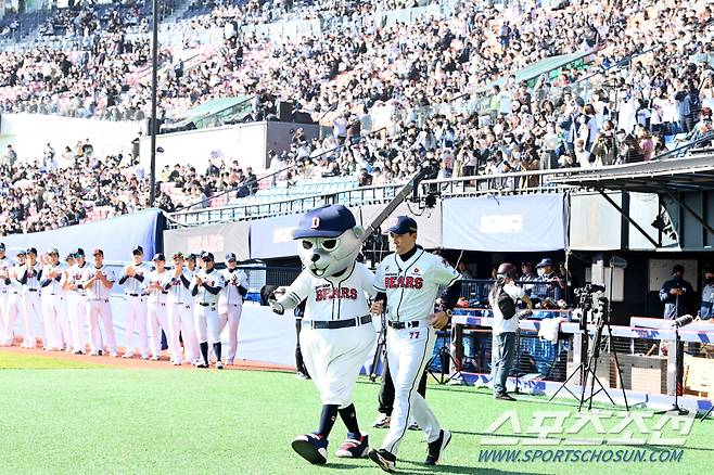 두산 베어스와 '최강야구' 최강 몬스터즈의 경기가 20일 잠실야구장에서 열렸다. 경기 전 두산 이승엽 감독이 팬들에게 인사를 하기 위해 그라운드로 나서고 있다. 잠실=허상욱 기자wook@sportschosun.com/2022.11.20/