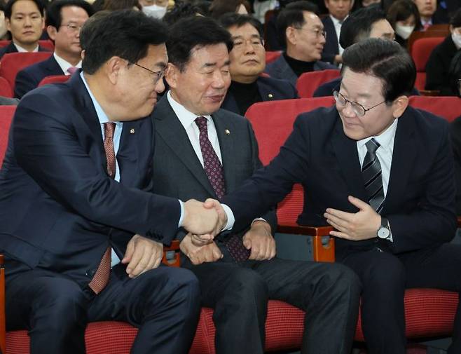 30일 오전 서울 여의도 국회 의원회관에서 열린 초당적 정치개혁 의원모임 출범식에서 국민의힘 정진석 비상대책위원장이 먼저 자리를 뜨며 더불어민주당 이재명 대표와 악수하고 있다. [이미지출처=연합뉴스]