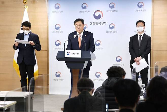 박윤규 과학기술정보통신부 2차관이 정부서울청사 브리핑실에서 5G 주파수 할당 조건 이행점검 결과 및 향후계획을 발표하고 있다. [이미지출처=연합뉴스]