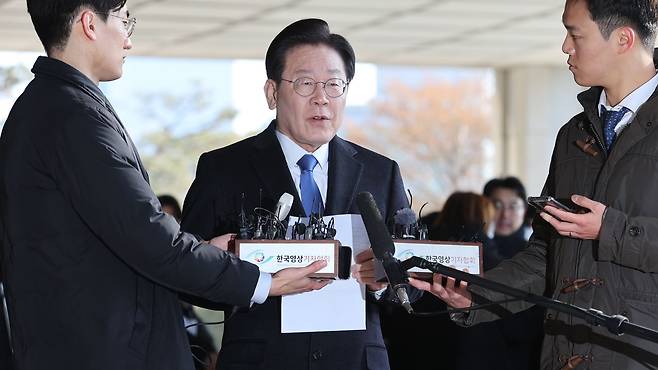 이재명 더불어민주당 대표가 대장동 개발 특혜 의혹 사건 관련 검찰 조사를 받기 위해 지난 28일 오전 서울 서초구 서울중앙지방검찰청에 출석하며 입장을 말하고 있다. /뉴스1