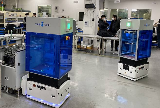 인천TP가 인천 주안공단 제조 현장에서 물품을 이송하는 물류로봇을 실증하고 있다.