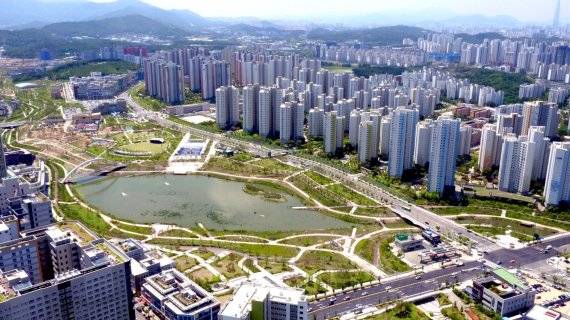 경기 하남시가 올해 1.3 부동산 대책으로 규제지역에서 해제됐지만 아파트값 하락세는 지속되고 있다. 하남 미사강변도시 아파트 단지 모습. 뉴시스