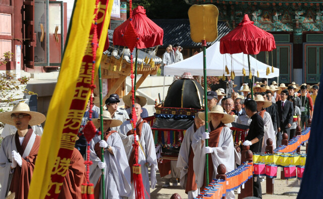 2013 대장경 세계문화축전 개막식을 앞두고 경남 합천 해인사에서 팔만대장경 진본 8점이 이운되는 장면. 김정효 기자 hyopd@hani.co.kr