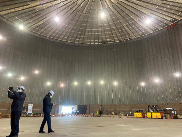 전남 광양 국가산업단지의 LNG터미널에 설치된 LNG저장탱크. 공정률 55%인 탱크 6기에는 LNG 20만㎘ 저장이 가능하다. 포스코인터내셔널은 같은 기술을 적용해 2025년까지 탱크 7 ,8기도 짓는다. 포스코인터내셔널 제공