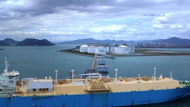 전남 광양 LNG터미널 부두에 LNG운반선이 정박한 모습. 현장을 찾은 27일에는 바람이 심해 SK E&S의 LNG운반선이 정박하지 못했다. 포스코인터내셔널 제공