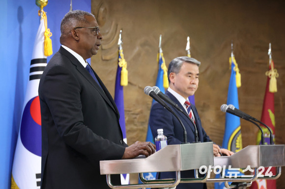 이종섭 국방부 장관(오른쪽)과 로이드 오스틴 미 국방 장관이 31일 서울 용산구 국방부에서 한·미 국방장관회담을 마친 후 공동기자회견을 하고 있다. [사진=사진공동취재단]