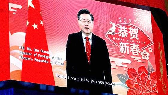 지난 21일(현지시간) 친강 중국 외교부장이 미국 워싱턴DC에서 열린 미국 프로농구(NBA) 워싱턴 위저드와 올랜도 매직스 경기장 전광판에 깜짝 등장해 설 인사를 하고 있다. 주미 중국대사관 홈페이지 캡쳐