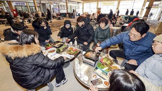 지난 25일 충남 예산군 예산읍 예산상설시장 안 광장에서 관광객들이 테이블에 둘러앉아 음식을 먹고 있다. 프리랜서 김성태