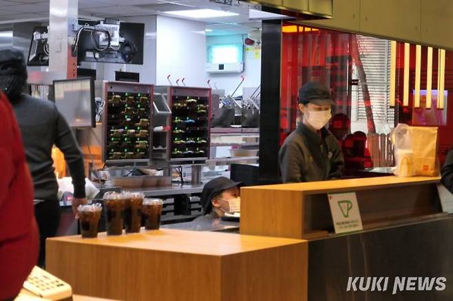 실내마스크 착용의무가 해제됐지만 식당, 카페 직원들은 여전히 마스크를 낀채 업무를 보고 있었다.&nbsp; &nbsp;사진=안세진 기자