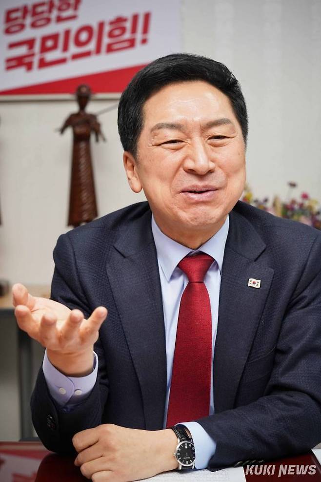 국민의힘 유력 당권주자인 김기현 후보가 30일 국회 의원회관에서 인터뷰를 하고 있다. &nbsp; 사진=임형택 기자