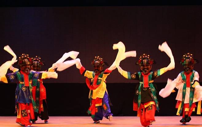 처용무 공연 모습 <자료=울산시>