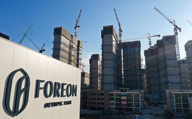 서울 강동구 둔촌주공 재건축 현장에서 공사가 진행되고 있다. /사진제공=뉴스1