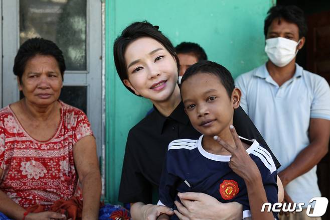 윤석열 대통령 부인 김건희 여사가 지난해 11월12일 캄보디아 프놈펜에서 선천성 심장질환을 앓고 있는 14세 아동의 집을 찾아 아이를 안고 있다. (대통령실 제공) /사진=뉴스1
