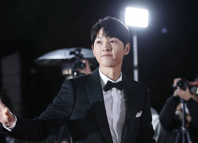 배우 송중기가 동료 배우들에게 아내 케이티 사랑을 감추지 않았던 사실이 알려졌다. 사진은 지난 2021년 11월 서울 여의도 KBS홀에서 열린 ‘제42회 청룡영화상’ 레드카펫 행사에 참석한 배우 송중기. /사진=뉴스1