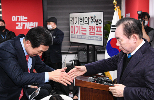 국민의힘 당권주자인 김기현 의원(왼쪽)과 이인제 전 의원. 연합뉴스