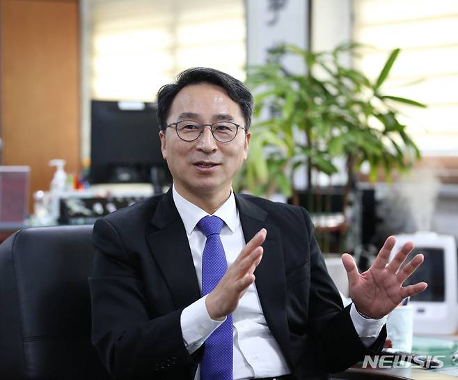 [부산=뉴시스] 권태완 기자 = 우동식 국립수산과학원장이 30일 오후 부산 기장군 국립수산과학원에서 뉴시스와 인터뷰를 하고 있다. 2023.01.30. kwon97@newsis.com