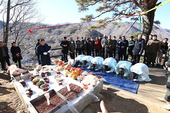 31일 남원 산내면 와운마을 '천년송'이 위치한 곳에서 지리산의 안녕과 풍년농사, 무병장수를 비는 '지리산 천년송 당산산신제'가 진행되고 있다. *재판매 및 DB 금지