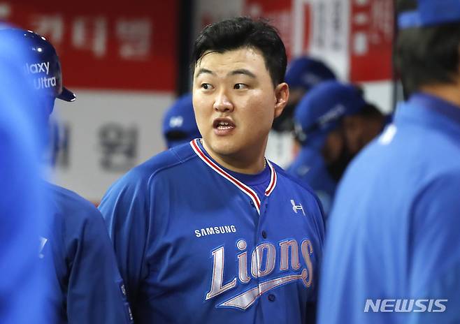 [서울=뉴시스] 정병혁 기자 = 24일 오후 서울 구로구 고척스카이돔에서 열린 2022 신한은행 SOL 프로야구 키움 히어로즈와 삼성 라이온즈의 경기, 삼성 오재일이 동료들과 대화를 하고 있다. 2022.07.24. jhope@newsis.com