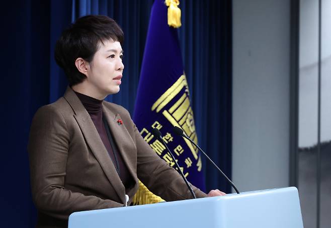 윤석열 대통령, 난방비 지원 1천억 예비비 재가     (서울=연합뉴스) 안정원 기자 = 김은혜 대통령실 홍보수석이 30일 서울 용산 대통령실 청사에서 윤석열 대통령이 '난방비 지원' 1천억원 예비비 지출안건을 재가했다고 밝히고 있다. 2023.1.30     jeong@yna.co.kr (끝)   연합뉴스