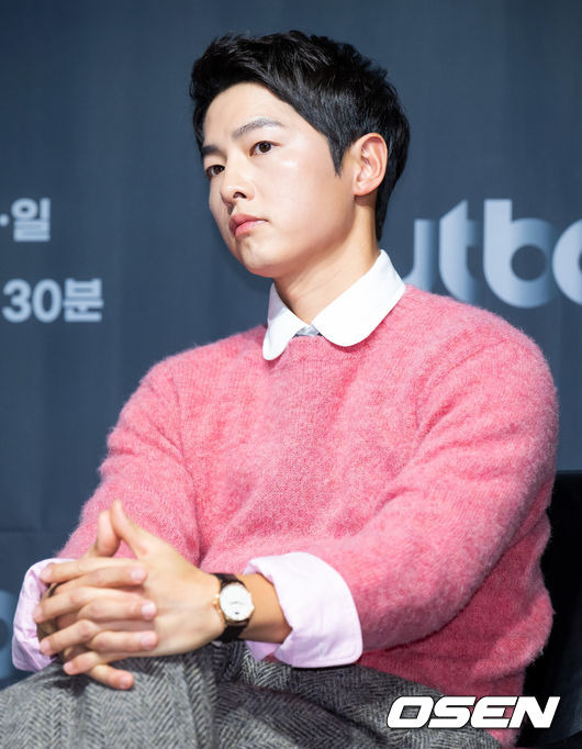 [OSEN=민경훈 기자]송중기가 기자회견 중 생각에 잠겨있다. 2022.11.17 / rumi@osen.co.kr