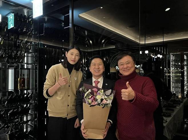 국민의힘 당권 주자인 김기현 의원(가운데)이 지난 27일 자신의 사회관계망서비스(SNS)에 배구선수 김연경, 가수 남진과 함께 찍은 사진을 공개했다. 김기현 의원 페이스북 캡처