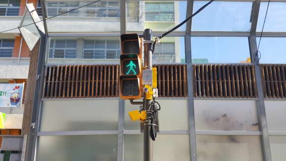 서울 송파구 방이초교 앞에 설치된 보행신호 음성안내 보조장치. 송파구 제공