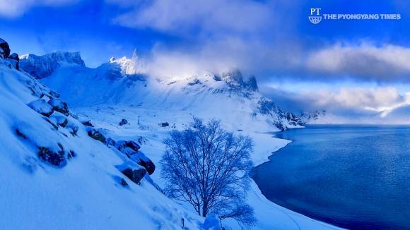 북한, 백두산 설경 담은 영상 공개 - 북한, 백두산 설경 담은 영상 공개     (서울=연합뉴스) 북한 평양타임스는 31일 백두산 설경을 보여주는 영상을 공개했다. 영상 초반에는 “백두산은 북한 정신을 상징하고 한민족 영혼과 관련된 혁명 조상 선대의 신성한 산”이라는 문구가 등장한다. 영상에는 온통 새하얀 눈으로 뒤덮이거나 태양이 떠오르는 등 다각도에서 찍힌 백두산 모습이 담겼다. 인공기를 든 백두산 답사 행렬의 모습도 비췄다. 북한은 2019년 김정은 국무위원장의 이른바 ‘백두산 군마 등정’ 이후 각계각층의 백두산 혁명전적지 답사를 독려해왔다. 북한이 백두산 영상을 공개한 것은 1942년 2월 16일 백두산에서 태어났다는 김정일 생일을 앞두고 선대 탄생지를 조명해 백두혈통의 의미를 재차 부각하려는 의도로 풀이된다. 2023.1.31 [평양타임스 캡처. 재판매 및 DB 금지]      nkphoto@yna.co.kr (끝)