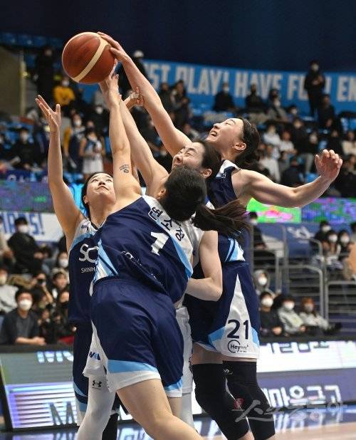 신한은행과 우리은행 선수들이 30일 인천도원체육관에서 열린 2022∼2023 여자프로농구 정규리그 5라운드 경기에서 치열한 리바운드 볼 경합을 벌이고 있다. 4쿼터 종료 6.7초를 남기고 터진 김소니아의 결승포로 승리한 신한은행은 공동 3위로 뛰어올랐다. 인천 | 김종원 기자 won@donga.com