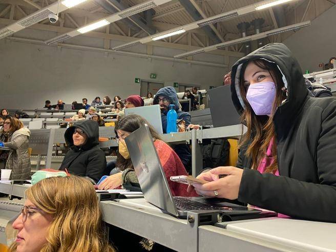 팔레르모에서 외투 입고 수업 듣는 대학생들  [코리에레 델라 세라 공식 트위터 캡처. 재판매 및 DB 금지]