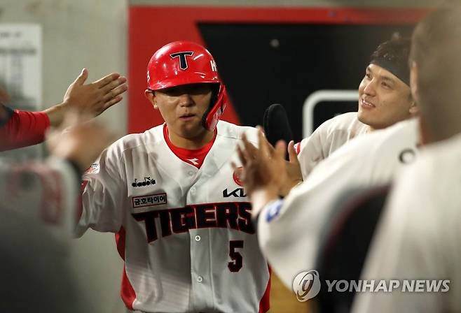 동점 만든 김도영 (광주=연합뉴스) 조남수 기자 = 15일 광주기아챔피언스필드에서 열린 프로야구 2022 KBO리그 한화 이글스와 KIA 타이거즈의 경기. 7회말에 2루타를 치며 동점을 만든 KIA 김도영이 2사 후 나성범의 내야땅볼 때 홈을 지나 더그아웃으로 들어와 동료의 환영받고 있다. 첫 판정이 세이프였던 나성범은 비디오판독끝에 아웃으로 정정되며 김도영의 득점은 없던 일이 됐다. 2022.9.15 iso64@yna.co.kr