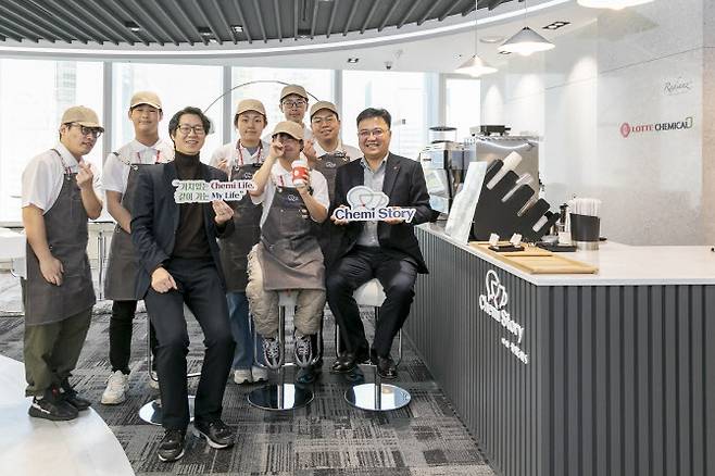 황진구 롯데케미칼 기초소재사업 대표(오른쪽에서 첫 번째)가 1일 롯데케미칼 서울 잠실 본사에서 진행된 사내 카페 ‘케미스토리(Chemi Story)’ 오픈행사에서 바리스타들과 사진을 촬영하고 있다.(사진=롯데케미칼)