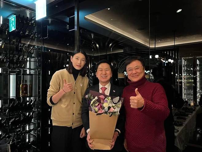 김연경이 김기현 의원과 함께 찍은 사진으로 뒷말이 무성하다. (김기현 의원 페이스북 캡처)