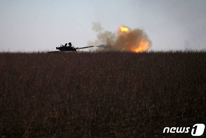 26일 (현지시간) 우크라이나 바흐무트 전선에서 병사가 러시아 군을 향해 탱크를 발사하고 있다. ⓒ AFP=뉴스1 ⓒ News1 우동명 기자