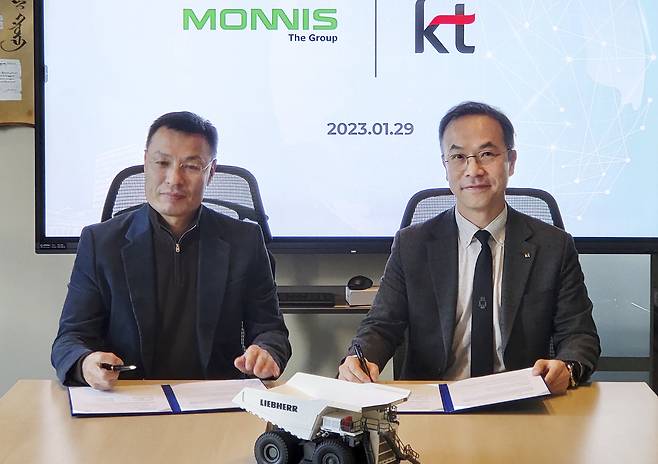KT 문성욱 글로벌사업실장(오른쪽)과 몽골 몬니스 그룹 출룬바토르 바즈 회장이 희토류 광물 사업 협력을 위한 업무협약(MOU)에서 체결한 후 기념 촬영을 하고 있다. (KT 제공)