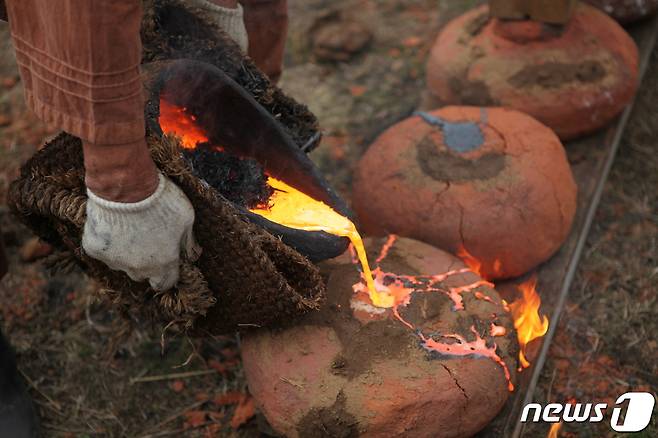 제주특별자치도는 서귀포시 안덕면 덕수리마을회를 제주도무형문화재 '덕수리불미공예' 보유단체로 덕수리마을회를 인정 고시했다고 1일 밝혔다. 흙 거푸집을 이용해 무쇠로 솥 등 생활필수품을 제작하는 불미공예 시연 장면.(제주도청 제공)