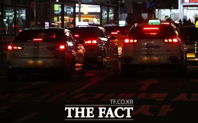 서울 택시 심야 할증요금 조정 첫날인 2022년 12월 1일 서울역 택시승강장에서 시민들이 택시를 타고 있다. /뉴시스