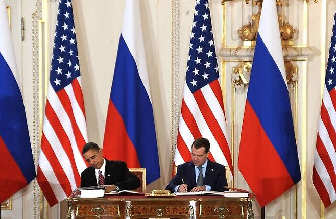 2010년 4월 체코 수도 프라하에서 버락 오바마 미국 대통령과 드미트리 메드베데프 러시아 대통령이 ‘신전략무기감축협정’(New START)에 서명하고 있다. AFP 연합뉴스