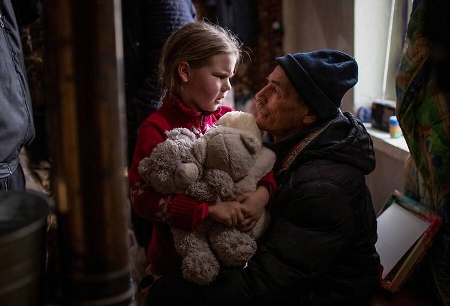 러시아의 우크라이나 침공 전쟁에서 최근 격전지가 되고 있는 도네츠크주 바흐무트에서 지난 31일(현지시각) 한 할아버지가 피난 가는 6살짜리 손녀 아리나와 작별인사를 나누고 있다. 바흐무트/로이터 연합뉴스
