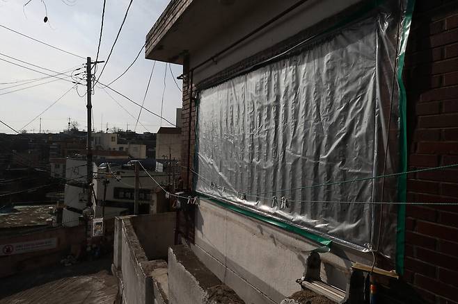 정부가 난방비 지원 대상을 차상위계층으로까지 확대해 오는 3월까지 최대 59만2천원을 지원하기로 결정한 1일 오후 서울 종로구 창신동의 한 주택에 방풍 비닐이 창문 전체에 씌워져 있다.